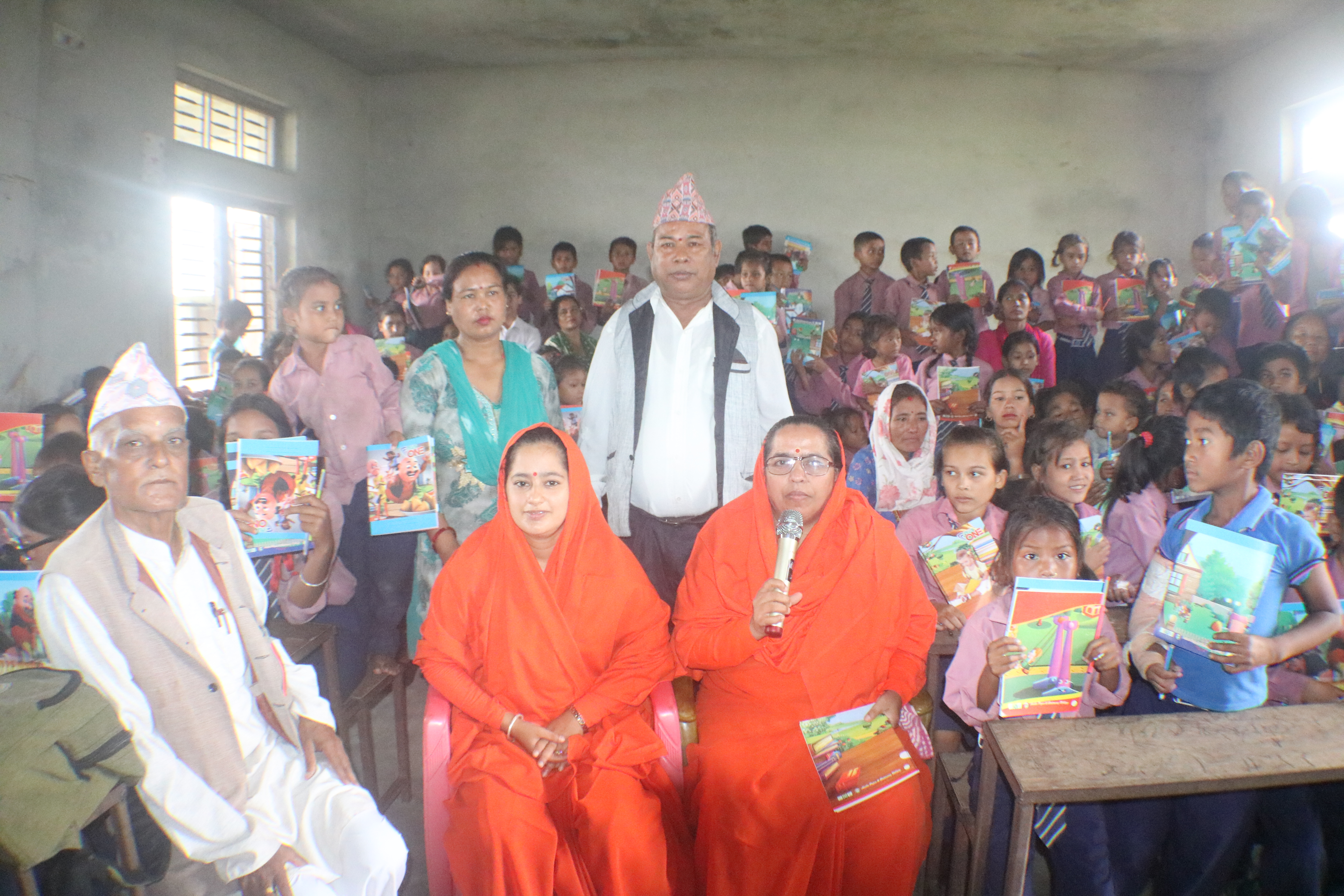 मानव धर्म समितिद्धारा बालबालिकालाई शैक्षिक सामाग्री