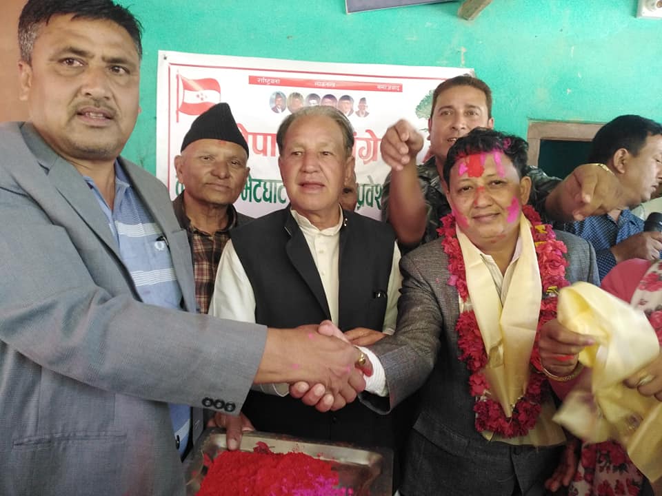 नेकपाका जिल्ला मजदुर नेता सहित गाँउनै नेपाली कांग्रेस प्रवेश