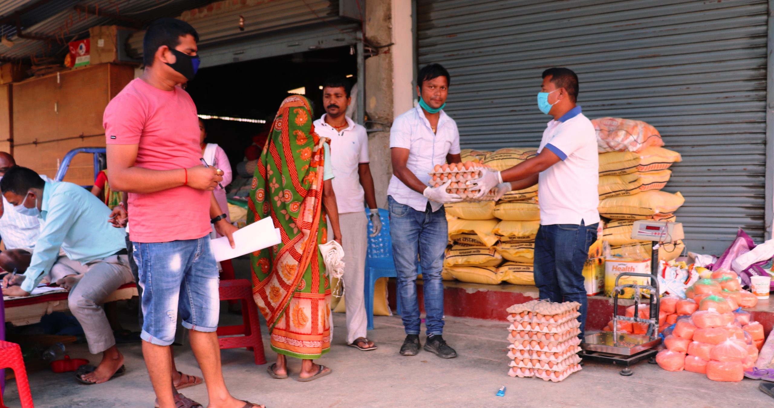 त्रिनपा ११ नम्बर वडास्थित कोठा भाडामा बस्नेलाई राहत, मनोजले बाडे अण्डा