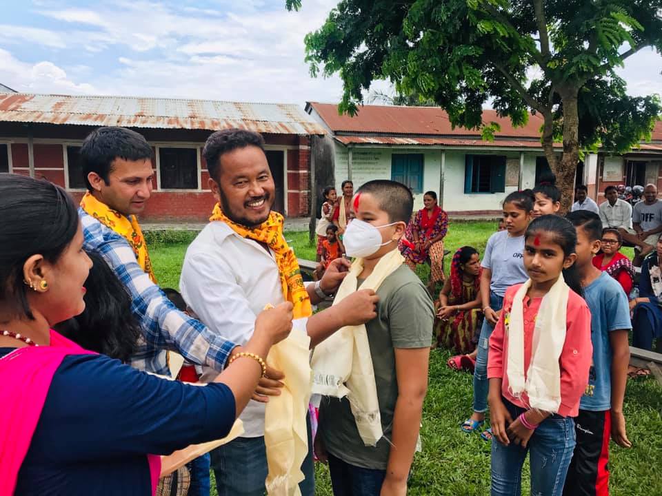 पार्टी नेता, जनप्रतिनिधि र शिक्षकले गरे आफ्ना बालबालिका सामुदायीक विद्यालय भर्ना