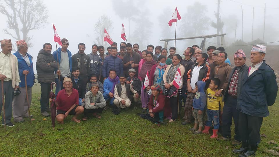 वडाध्यक्षका उम्मेदवार सहित ३४ जना  दिप्रुङमा कांग्रेस प्रवेश