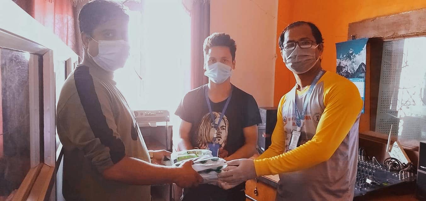 संचार गृह र पत्रकार महासंघलाई पूर्व विद्यार्थीको स्वास्थ्य सामाग्री