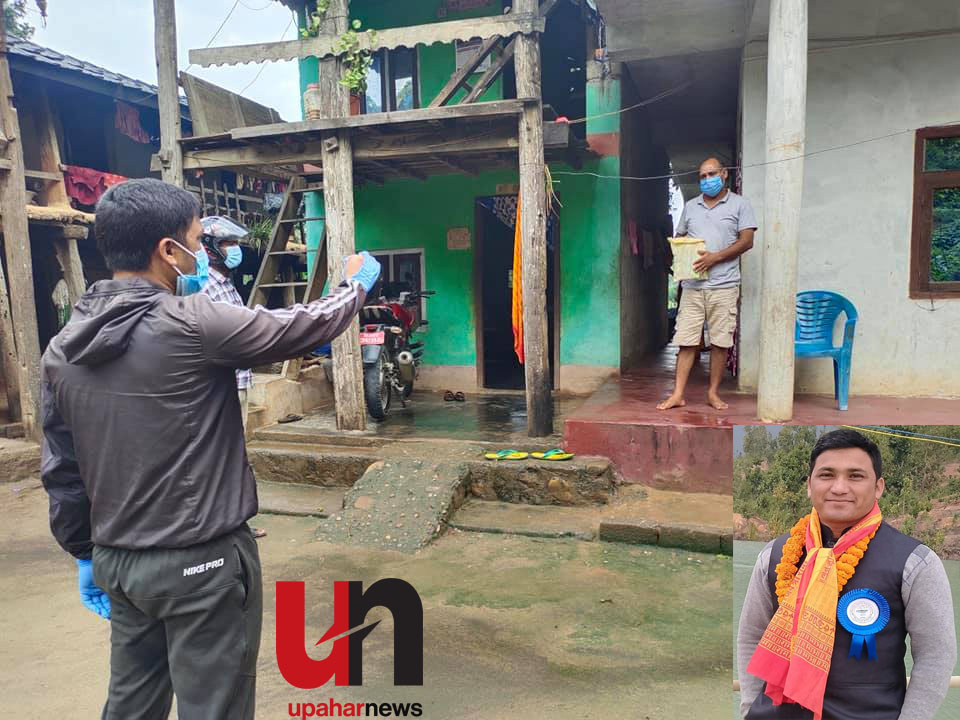 संक्रमितको घर घर औषधि लिएर पुग्दै वडाध्यक्ष थापा