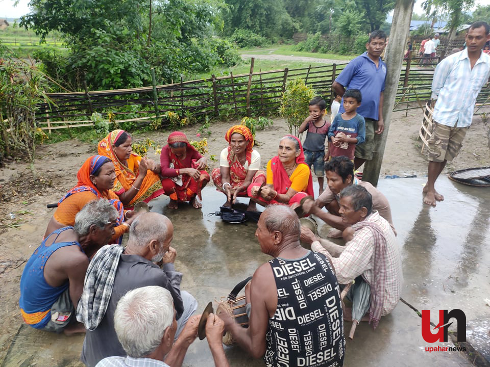 थारु समुदायले अखारहि पर्व मनाउदै (फोटो फिचर सहित)
