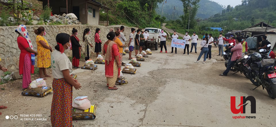 दाजु भाई समुहले गरे २५ घरलाई खाद्यन्न सहयोग