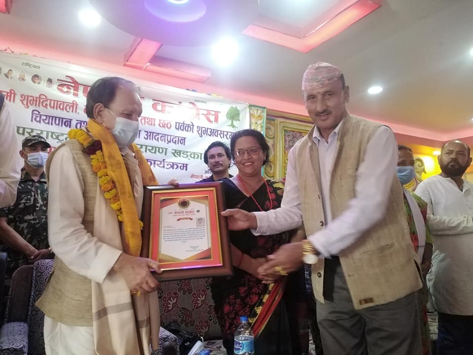 त्रियुगा कांंग्रेसद्धारा मन्त्री खड्कालाई सम्मान
