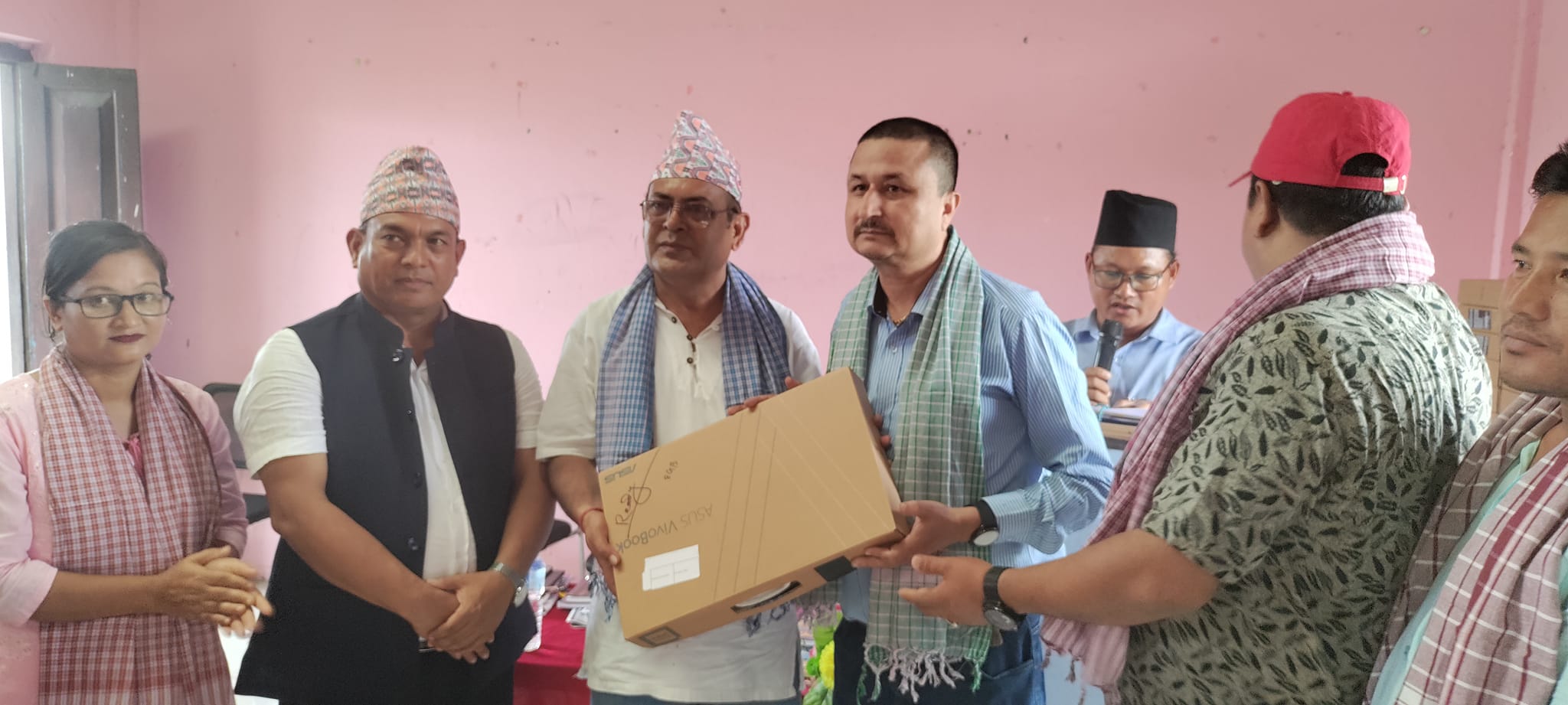 त्रियुगा माविका ४५ शिक्षकलाई ल्यापटप