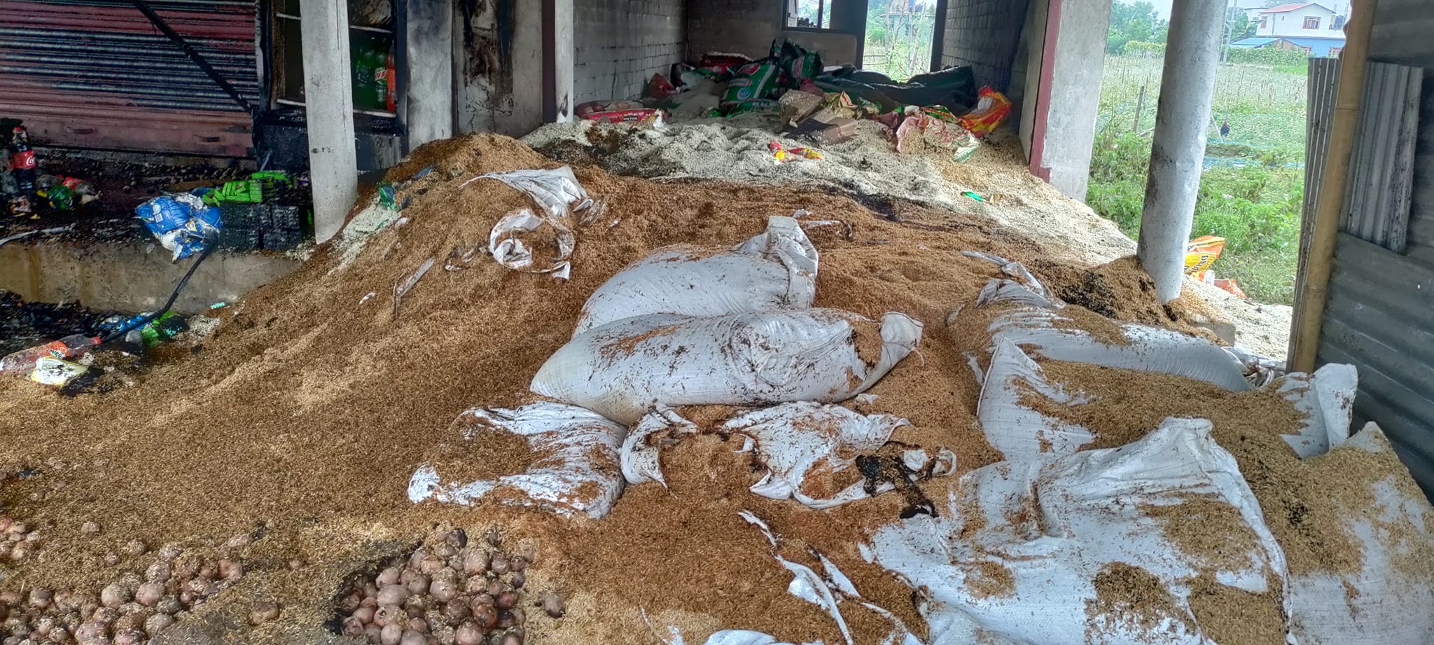 अज्ञात समुहद्धारा पसलमा आगजनी व्यवसायी माथि आक्रमण