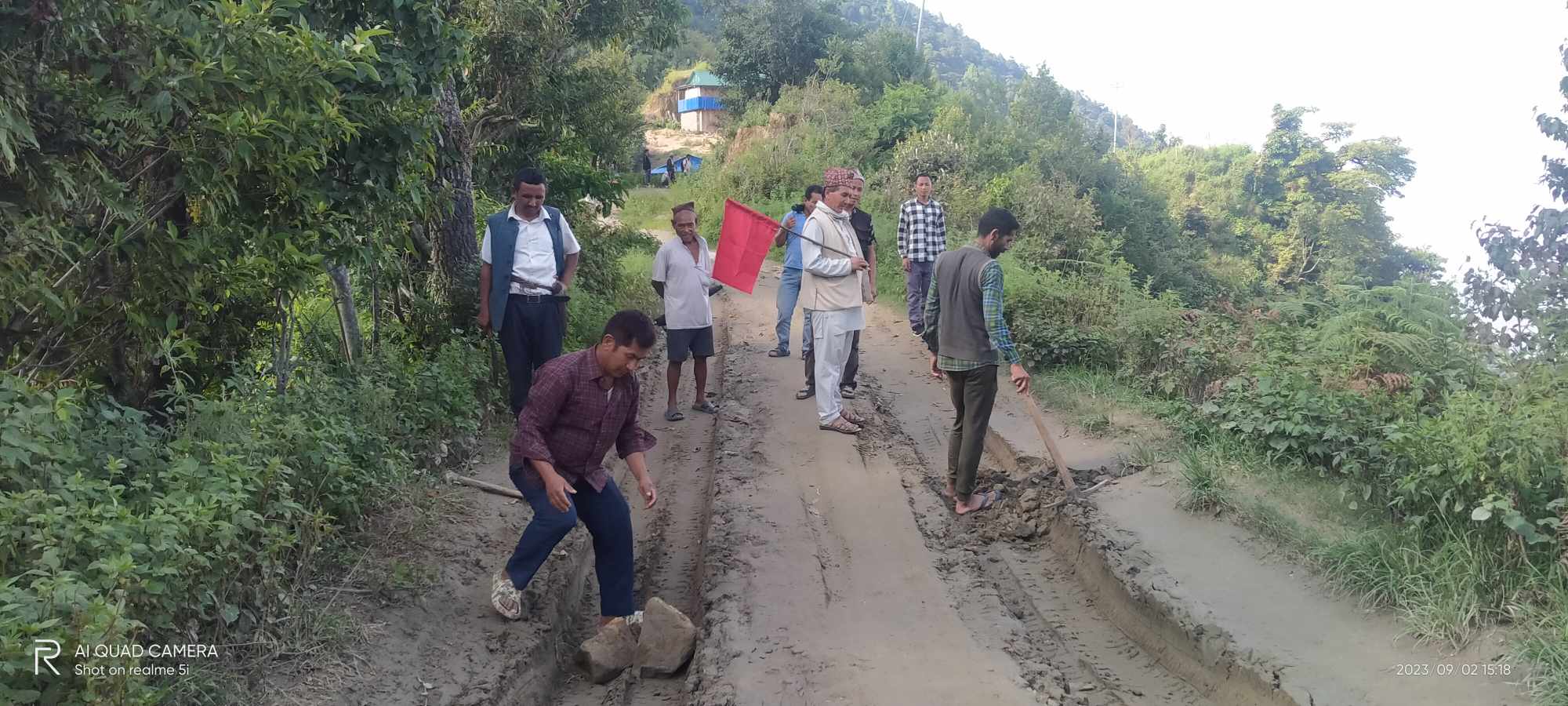 उदयपुरको चिसापानीमा दुर्घटना न्यूनीकरण गर्न सडक सरसफाइ