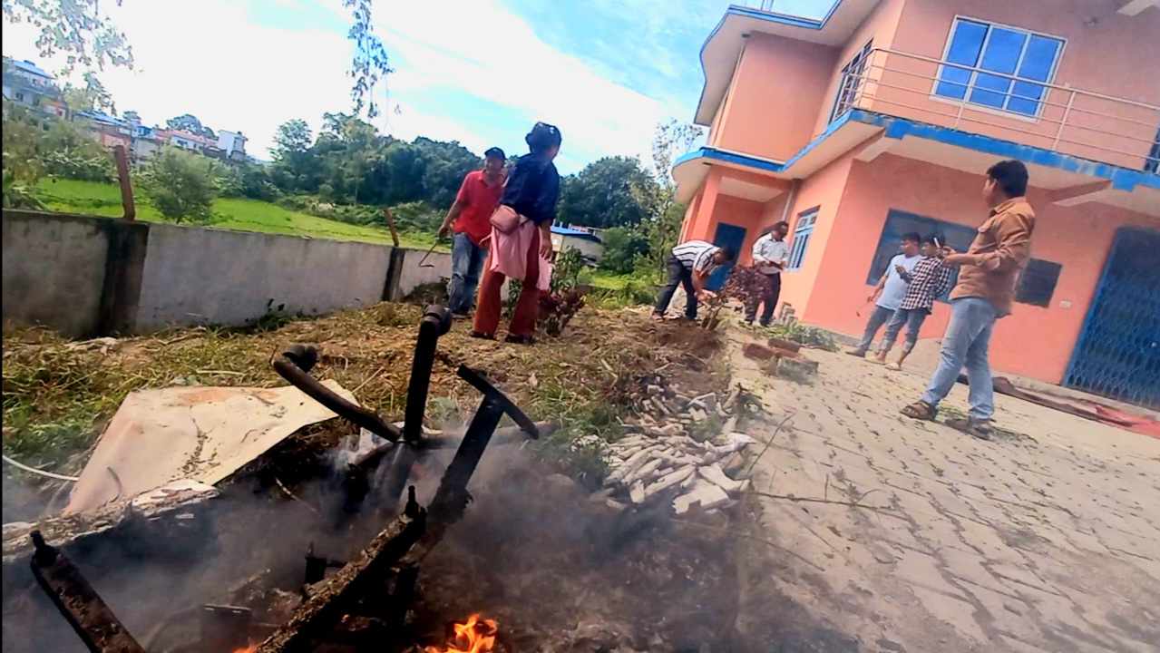 किराप संघ स्थापना दिवसमा उदयपुरका पत्रकारले फूल रोप्दै गरे सरसफाई