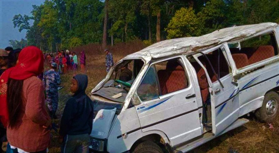उदयपुरमा गुडीरहेको हायस गाडीको पांग्रा खुस्कीएर दुर्घटना, दशैं मनाउन हिडेका १८ यात्रु घाइते