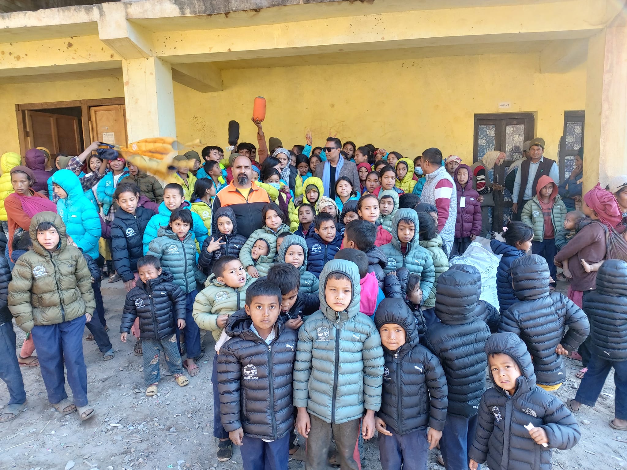 किटिनी स्कुल ललितपुरका पूर्व विद्यार्थीले रुकुम पश्चिममा बालबालिकालाई न्यानो कपडा वितरण गरे