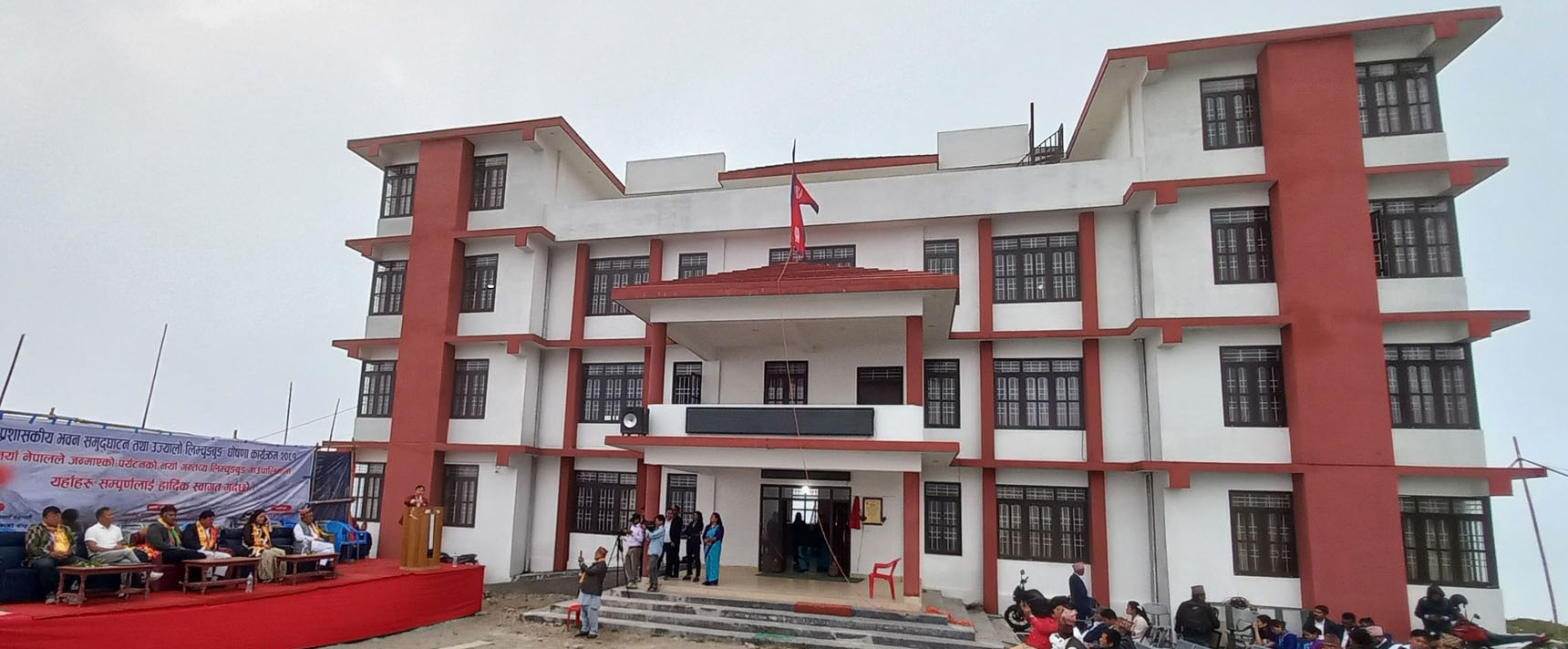 उज्यालो लिम्चुङबुङ र पालिका भवन एकसाथ