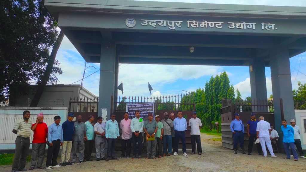 सेवा सुबिधाको रकम नपाएको भन्दै उसिउलीका निवृत्त मजदुर कर्मचारी आन्दोलित