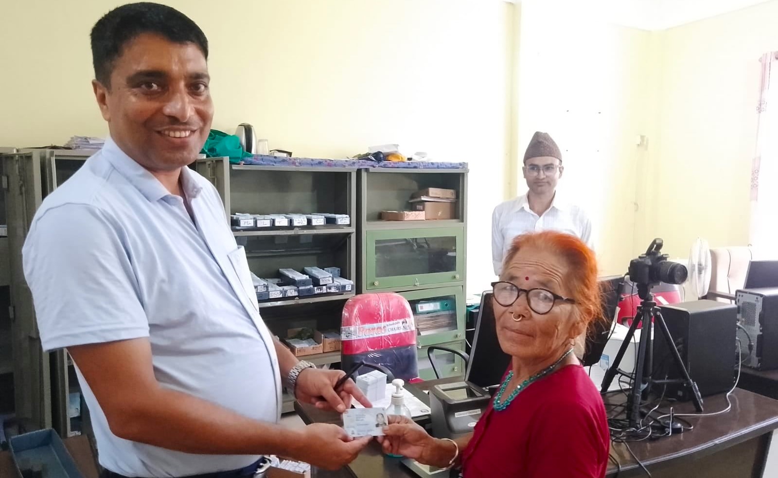उदयपुरमा सेवाग्राही लिन नआउदा दराजमै थन्कीयो ३६ हजार बढी राष्ट्रिय परिचयपत्र