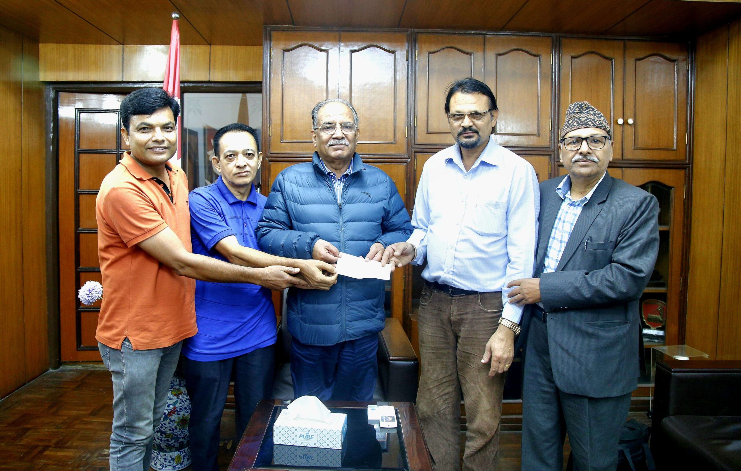 अखिल भारत नेपाली एकता मंचद्वारा बाढीपहिरो पीडितलाई आठ लाख सहयोग
