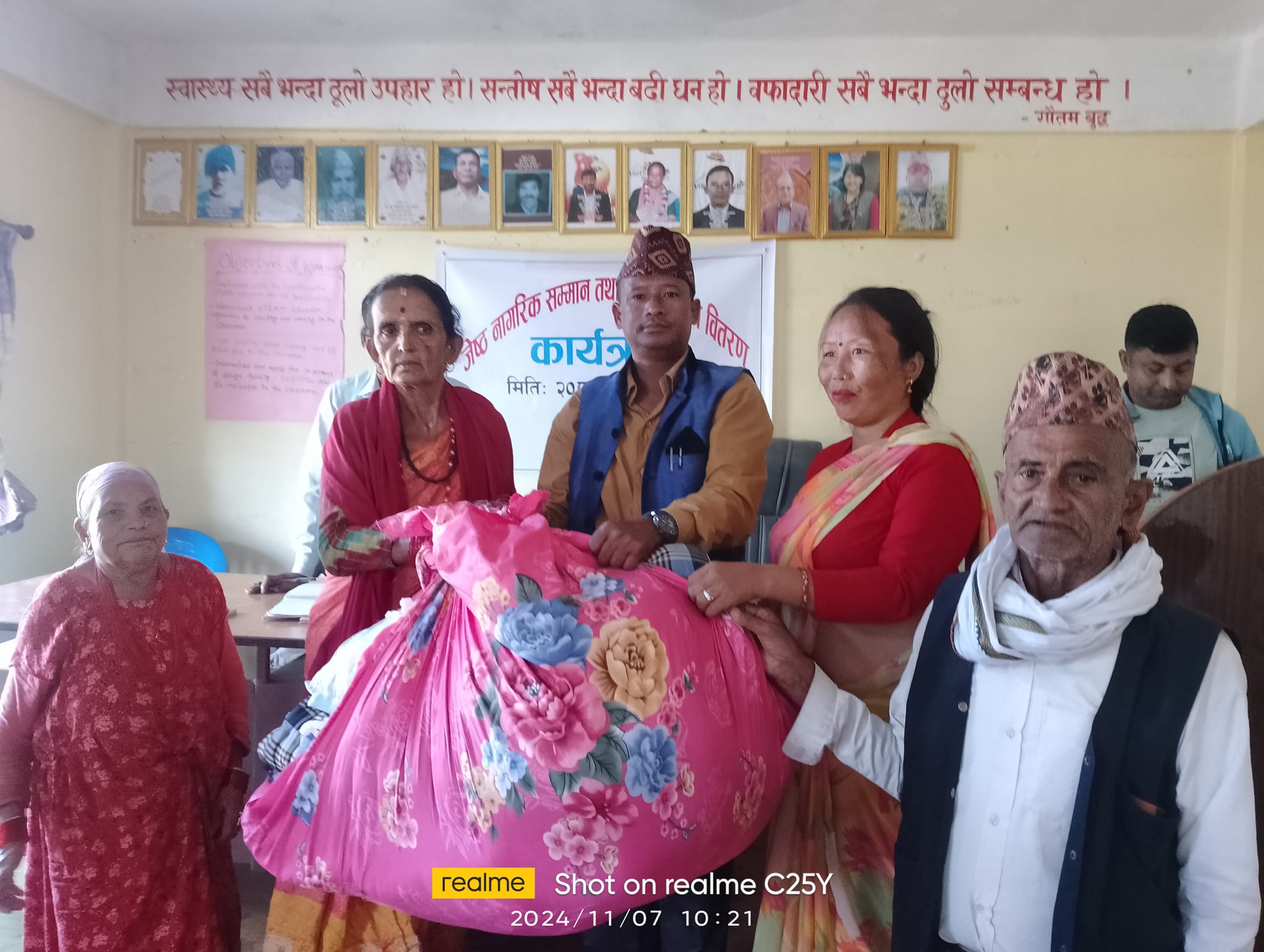 त्रियुगा नगरपालिका वडा नम्बर १ मा जेष्ठ नागरिक र अपांगता भएकालाई सम्मान