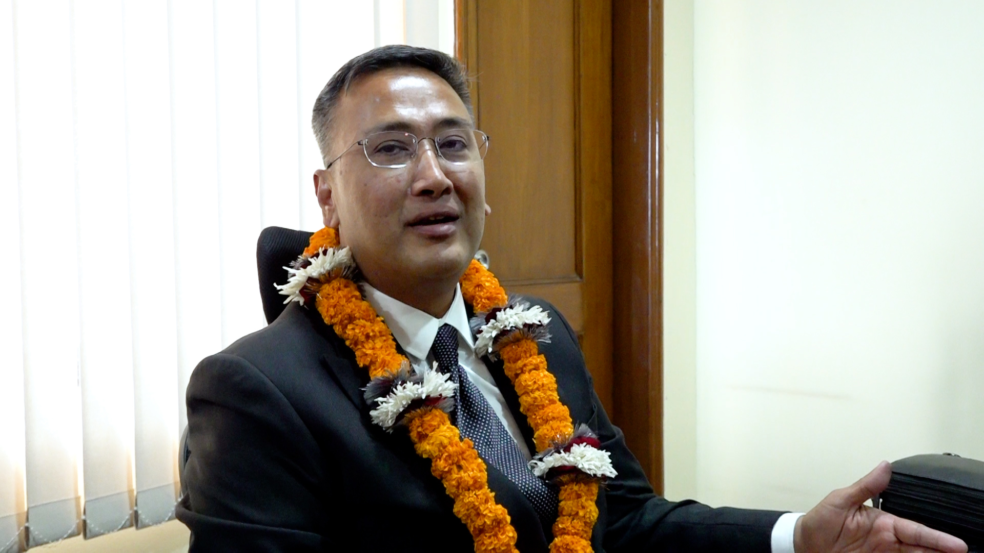 धितोपत्रबोर्डका नवनियुक्तअध्यक्षश्रेष्ठले गरे पदभार ग्रहण
