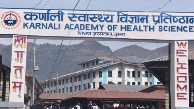 कर्णाली स्वास्थ्य प्रतिष्ठानमाआन्दोलन, उपकुलपति डा.रावलप्रति आक्रोश