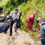 पानीमा रुझ्दै श्रमदान गर्दै लिम्चुङबुङका जनप्रतिनिधि र कर्मचारी