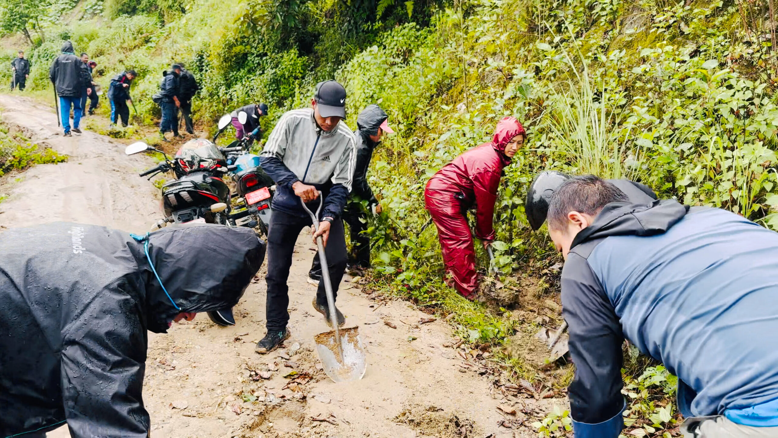 पानीमा रुझ्दै श्रमदान गर्दै लिम्चुङबुङका जनप्रतिनिधि र कर्मचारी