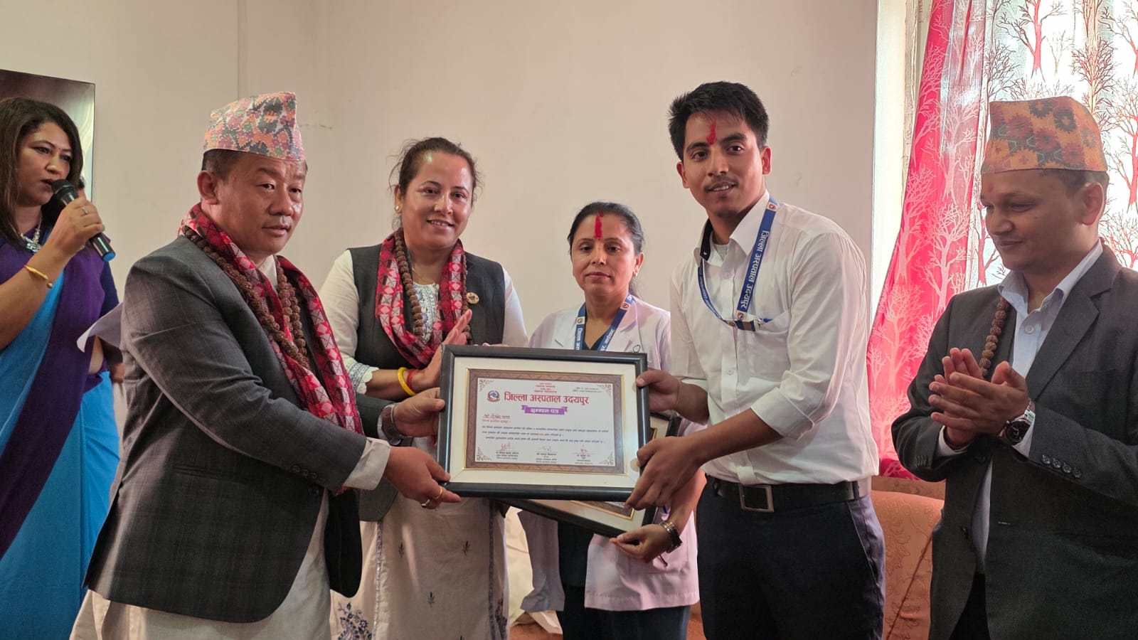 जिल्ला अस्पतालका उत्कृष्ट कर्मचारी निर्मला र रोजिन पुरस्कृत