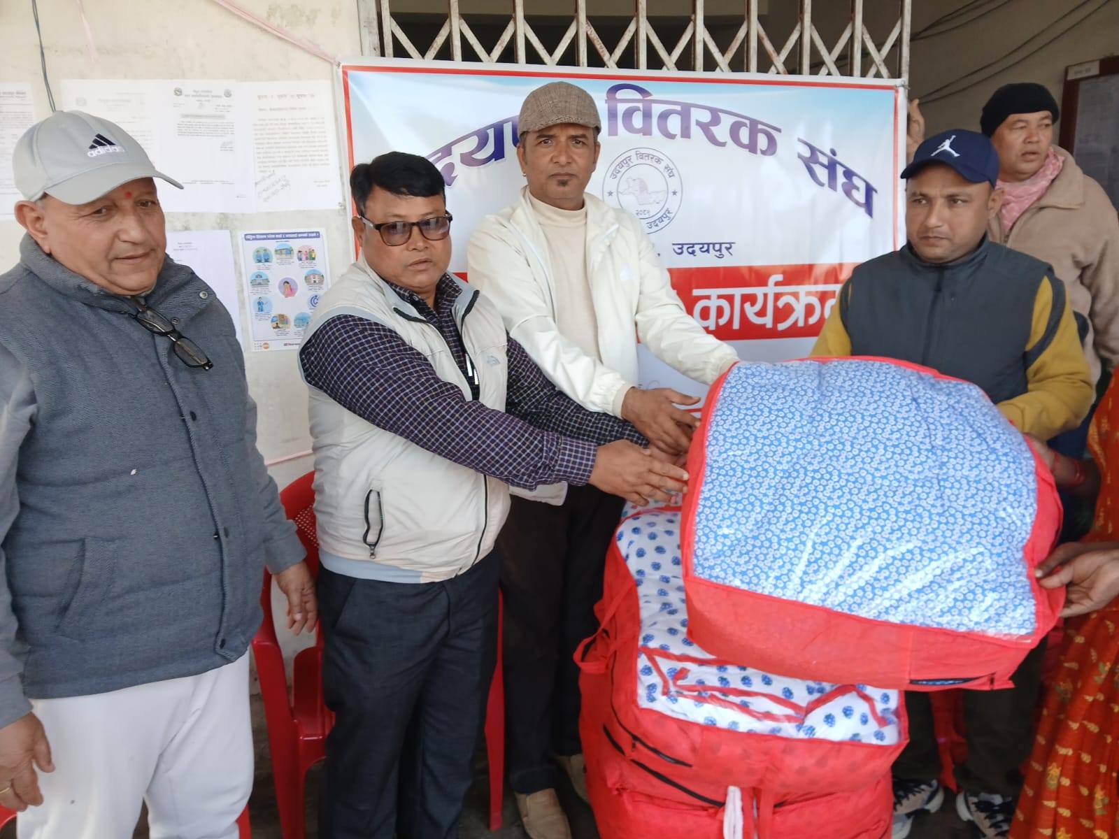 उदयपुर वितरक संघद्धारा विपन्न परिवारलाई सिरक वितरण