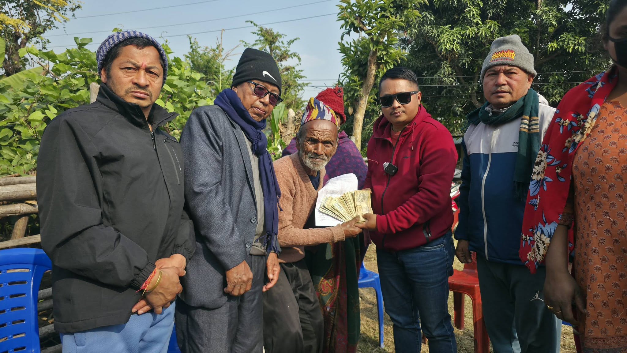 पत्रकार विश्वराज तामाङ मार्फत गोपीलाल परियारलाई ७१ हजार सहयोग
