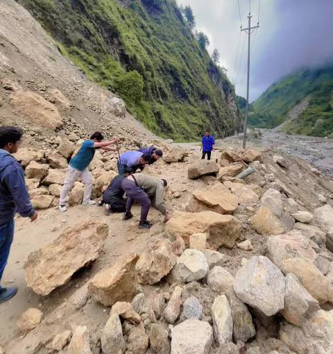 पहिरो र लेदोले बीपी राजमार्ग अवरुद्ध, यातायातका साधन बीच बाटोमै रोकिए