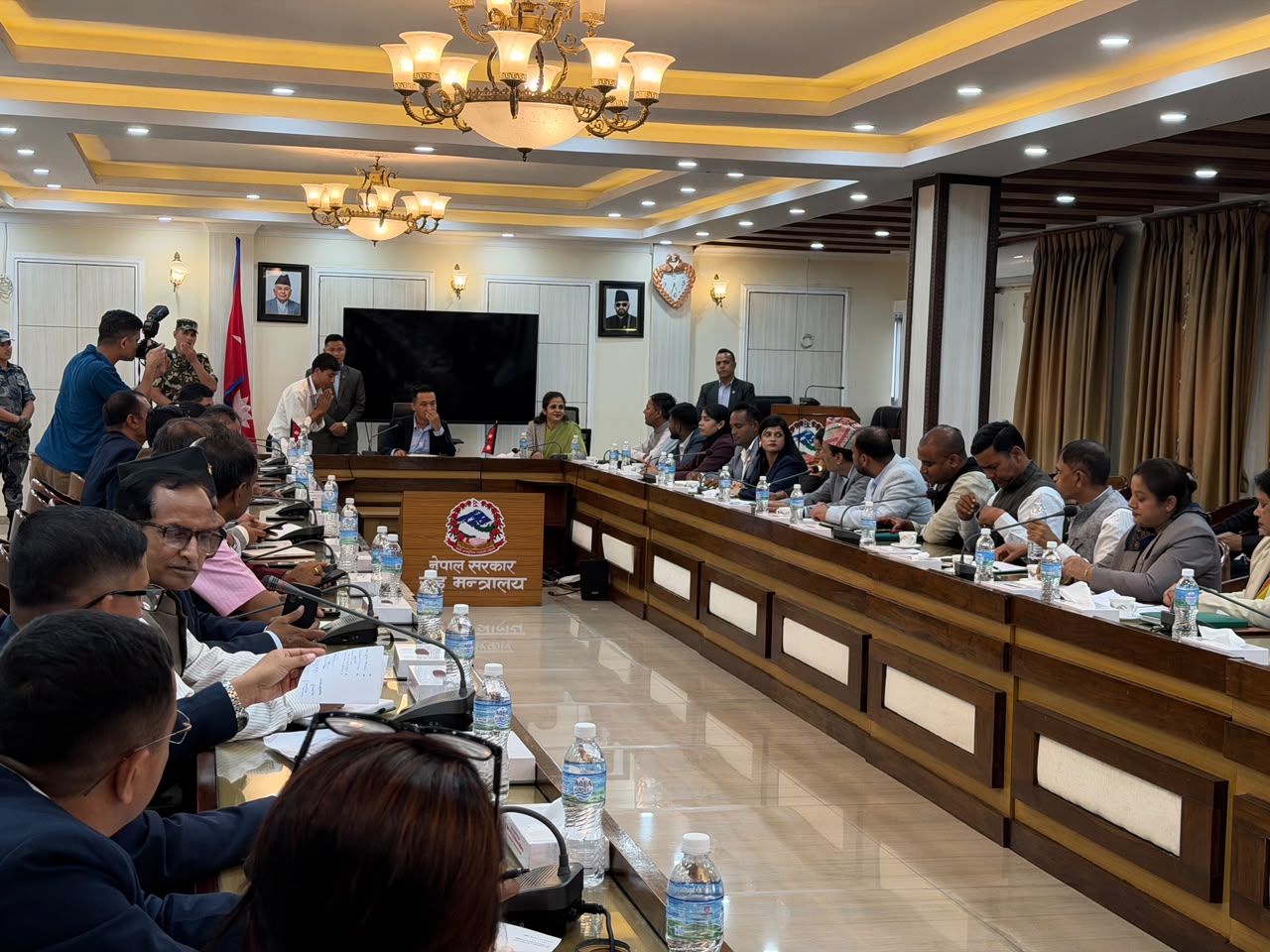 मधेशको पछिल्लो घटनाबारे गृहमन्त्री गुरुङ र उद्योग मन्त्री यादवको सांसदहरूसँग संयुक्त छलफल